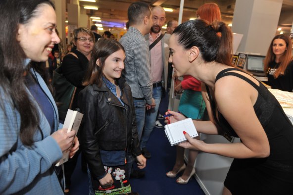 Gostovanje Nives Celzijus na Interliberu okupilo njezine mnogobrojne obožavatelje