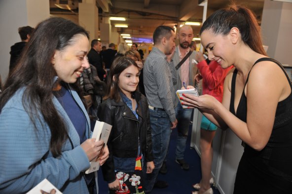 Gostovanje Nives Celzijus na Interliberu okupilo njezine mnogobrojne obožavatelje