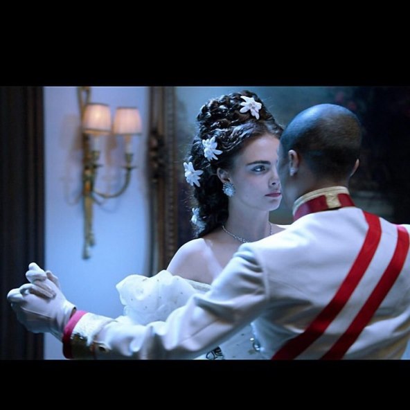 Cara Delevingne kao hrvatsko-ugarska kraljica