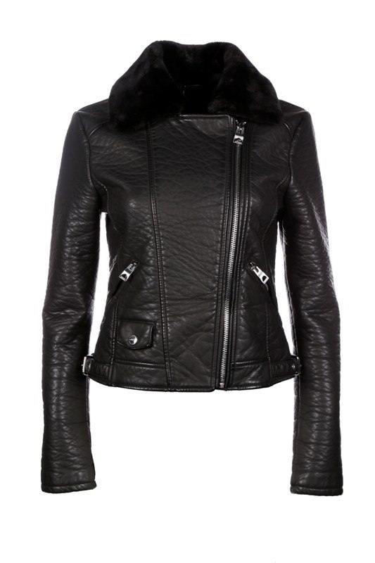 Bezvremenska crna elegancija od glave do pete koju predlažu Guess i Marciano