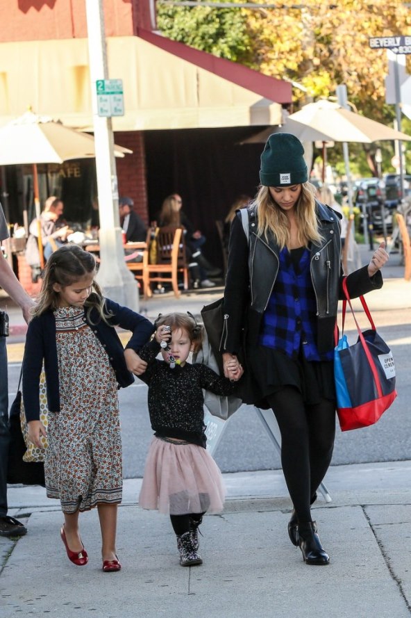 Jessica Alba ulovljena kako ljubi drugog muškarca