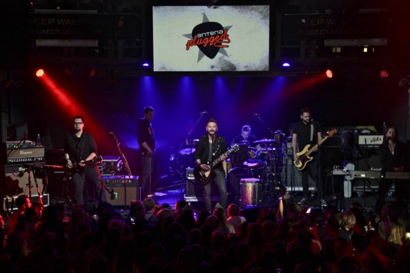 Tony Cetinski, Vatra i AntenaPlugged pružili večer za pamćenje!