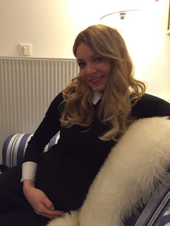 Anja Alavanja na kauču