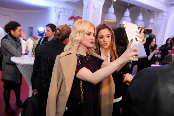 Ecija Ivušić zavodi u retro haljini