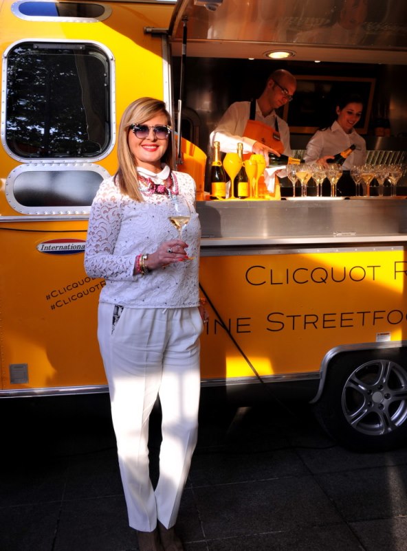 Maja Šuput u pripijenoj haljini uživala na pjenušavom partyju