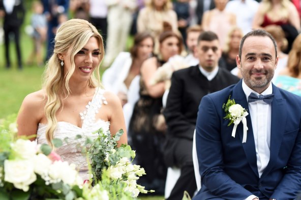 Modni mačak pohvaljuje