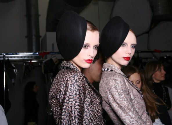 HOTEL BUDUCNOSTI: Simultani prijevod izmedu dvije osobe koje se ne razumiju