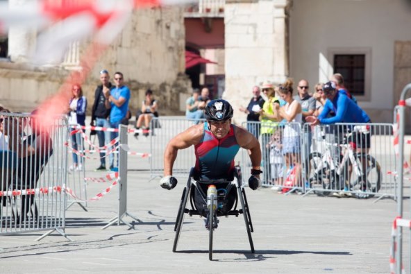 IZGLEDA KAO UMJETNICKO DJELO: Kucni robot za izradu koktela 