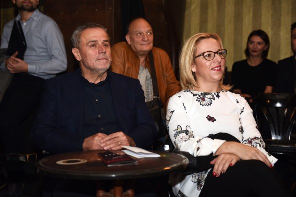 Naomi opet napada: udarila kamermana