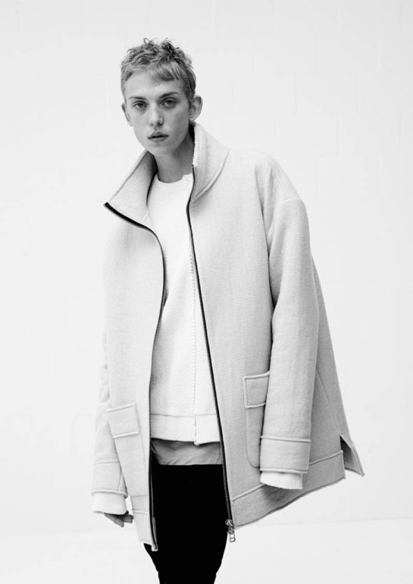 Viktorijina anđelica ponosno nosi majicu svog slavnog supruga