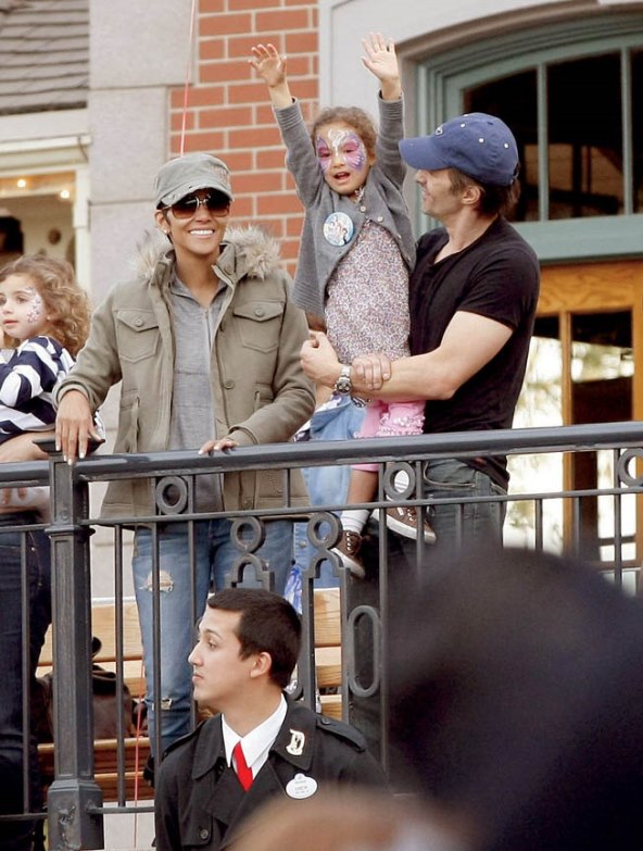 Halle Berry i Olivier Martinez u Disneylandu