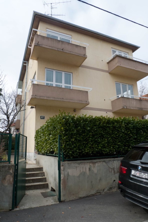 Chrysler Mije Begović parkiran je na Jagodnjaku