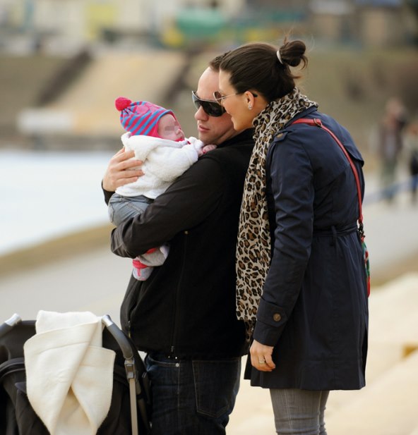 Prva šetnja Ivana Jabuke i kćerkice Ive
