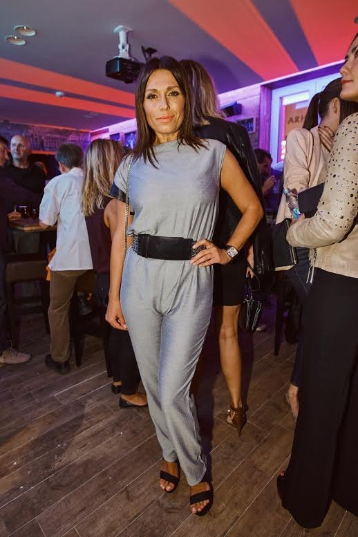 Mila Horvat plijeni poglede u sivom kombinezonu