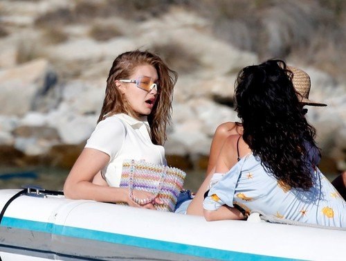 Grčko ljetovanje zanosnih ljepotica