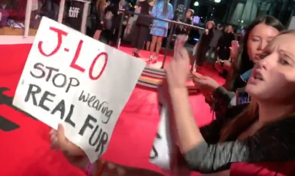 Prosvjednici napali Jennifer Lopez na crvenom tepihu