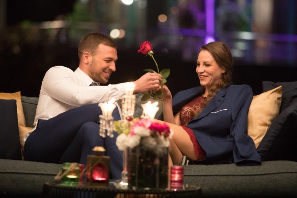 Djevojke lude za Mijom: 'Sve su kao hijene koje žele napasti Bambija'