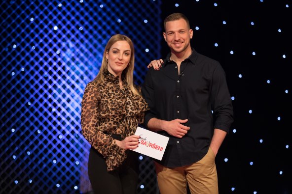 Klara zavodnički Miji: 'Imaju li i starije djevojke šansu kod tebe'?