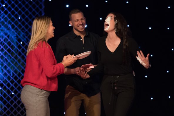 Klara zavodnički Miji: 'Imaju li i starije djevojke šansu kod tebe'?