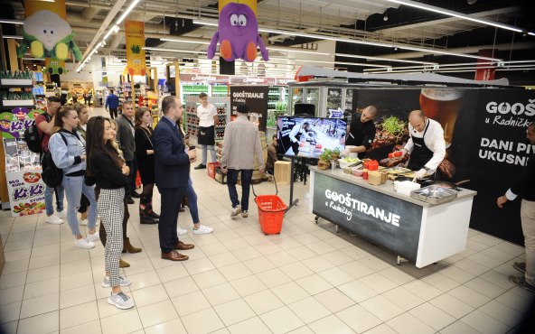 GOOŠTIRANJE U RADNIČKOJ Pivo i roštilj se vole