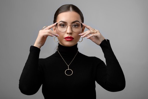 Tko kaže da nakit i dioptrijske naočale ne mogu ići zajedno!