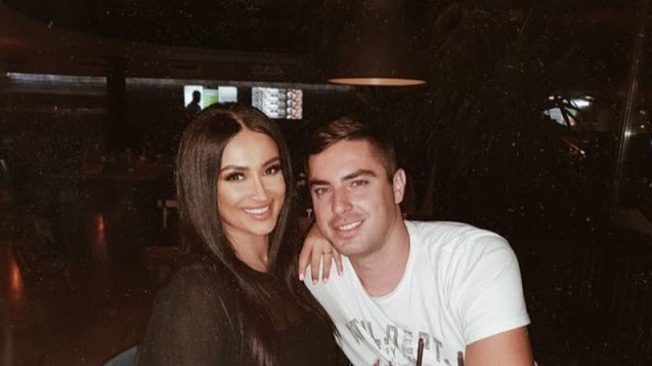 Udana pjevačica pomirila se s oženjenim zaručnikom?