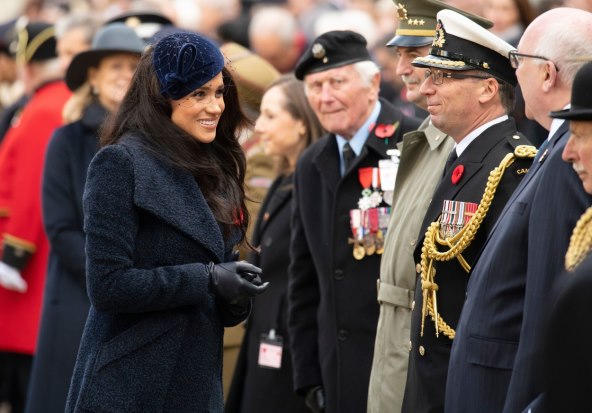 Što šminka Meghan Markle radi na ramenu drugog muškarca?