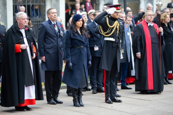 Što šminka Meghan Markle radi na ramenu drugog muškarca?