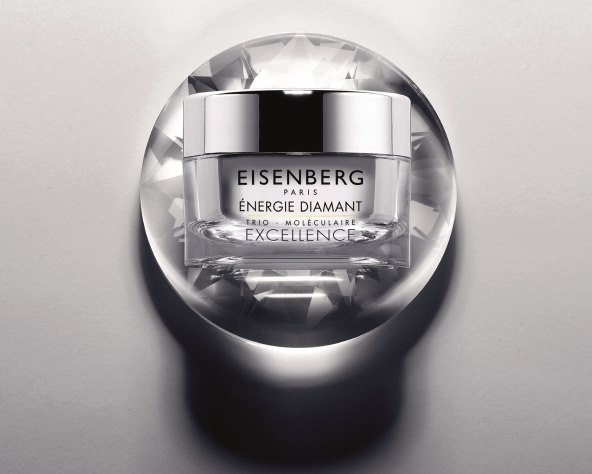 Glamurozna njega lica obogaćena dijamantnim prahom