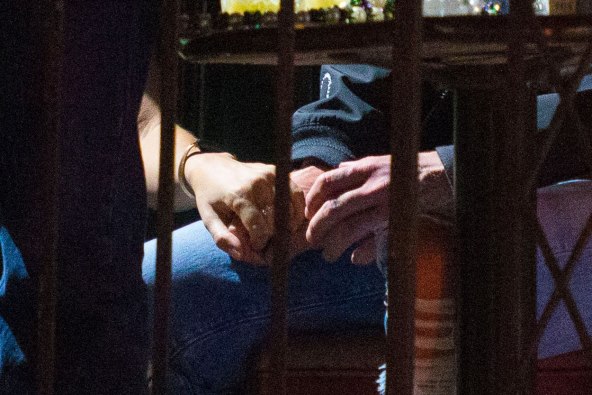 Suprug je vara, a ona hoda uzdignute glave i sa osmijehom na licu