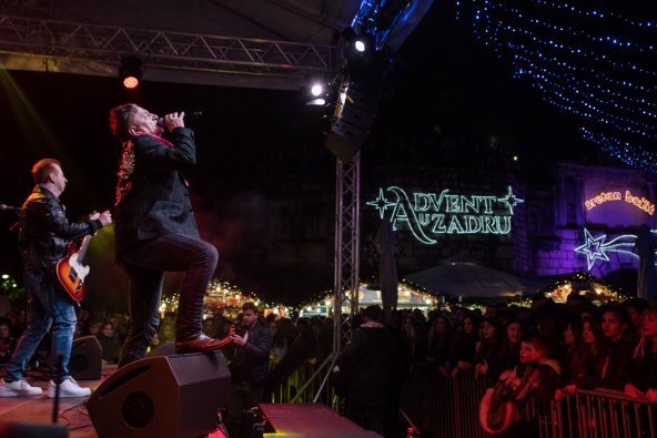 Najmanje 12.000 ljudi na premijernoj fešti, adventski trgovi puni