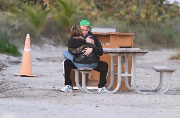 ŠTO SE DOGODILO? Justin Bieber sjedio na klupici i plakao