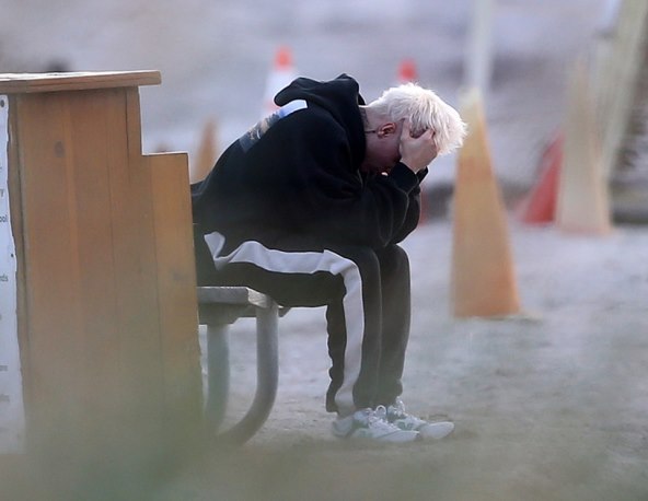 ŠTO SE DOGODILO? Justin Bieber sjedio na klupici i plakao