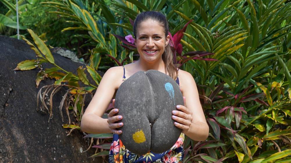 Ashley drži simbol Sejšela- coco de mer