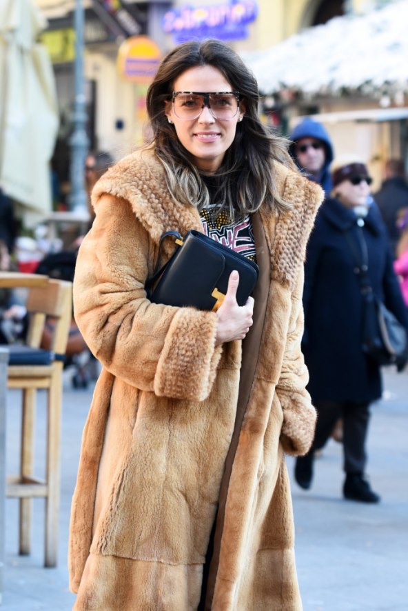 Tko je dama u krznu u koju se gledalo na špici?