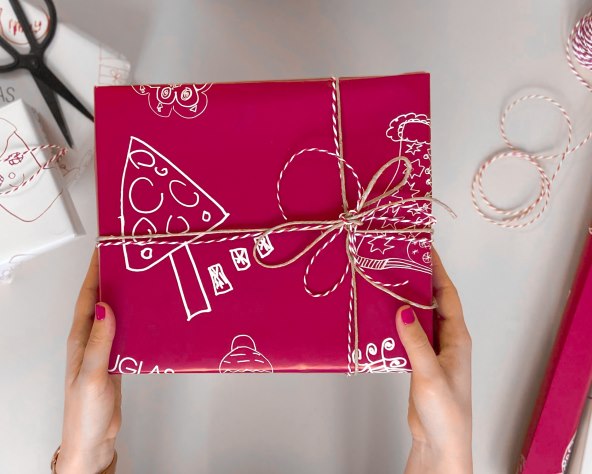 Jeste li već vidjeli veliki crveni poklon na Zrinjevcu? Otkrivamo priču iza