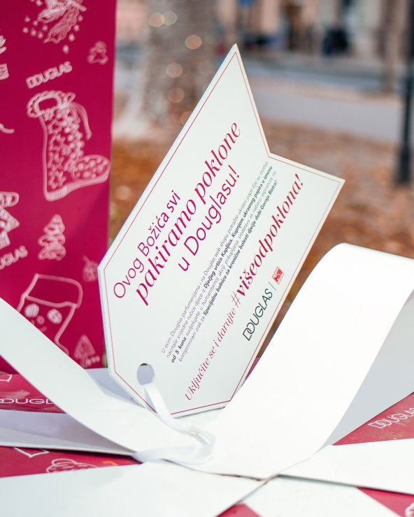 Jeste li već vidjeli veliki crveni poklon na Zrinjevcu? Otkrivamo priču iza