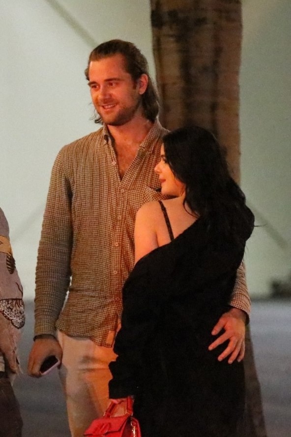 Omiljena slatkica uhvaćena s novim dečkom