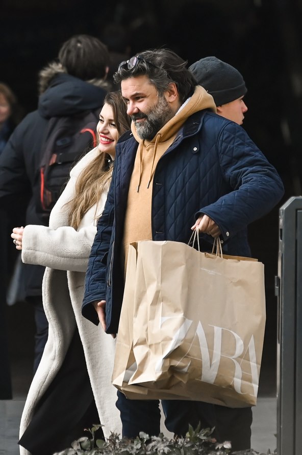 Tko ima veći trbuščić, Ella ili Charles?