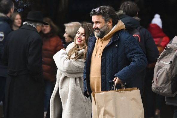 Tko ima veći trbuščić, Ella ili Charles?