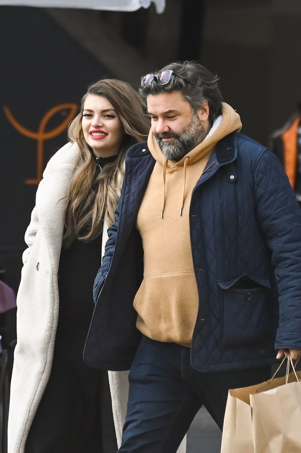 Tko ima veći trbuščić, Ella ili Charles?