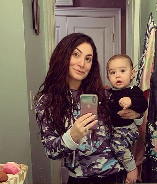 Rugali se deformiranim stopalima njenog sina pa im je uzvratila