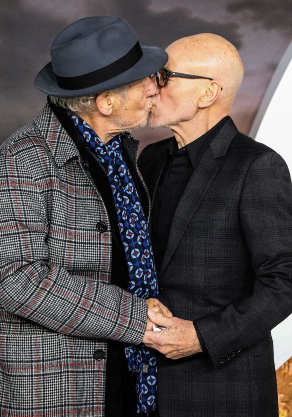 NJEŽNI DODIRI I POLJUPCI Dva dugogodišnja prijatelja prisniji nego ikada