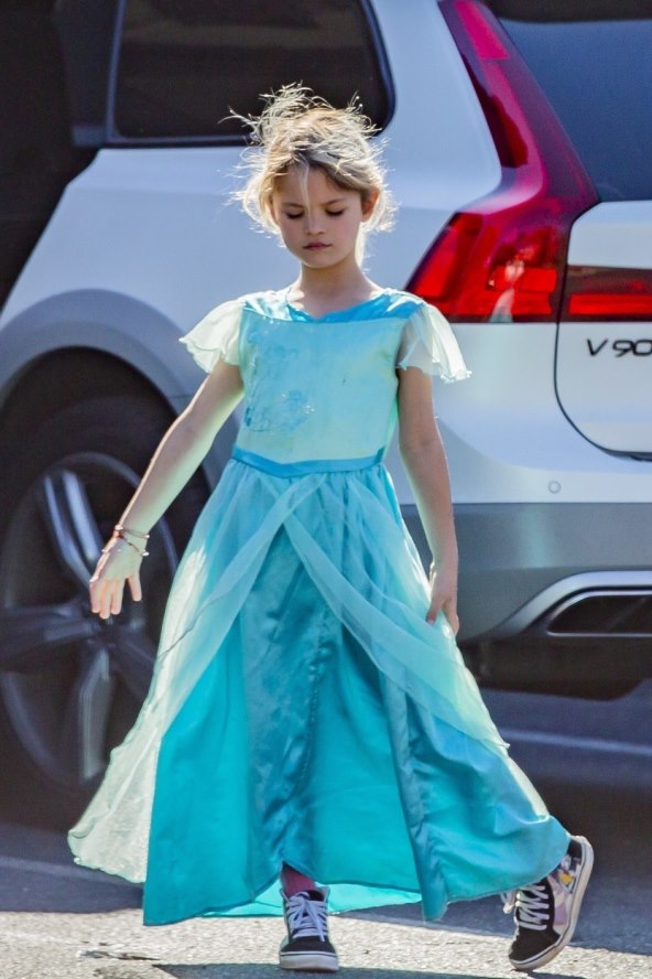 Šestogodišnji sin glumice ponosno prošetao u haljini