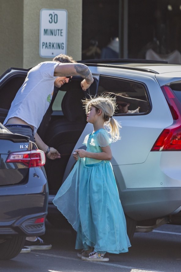 Šestogodišnji sin glumice ponosno prošetao u haljini