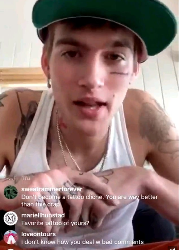 Napali sina poznatih roditelja zbog 'grozne' tetovaže na licu