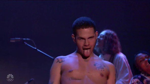 Glazbenik vlastitu publiku gađao mikrofonom i čašom