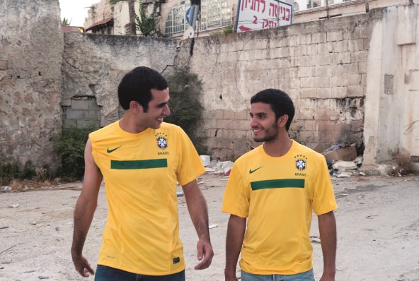 Mladić koji vješto skriva intimu