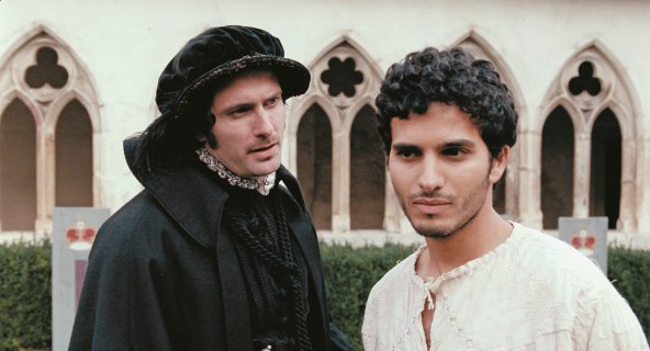 Mladić koji vješto skriva intimu