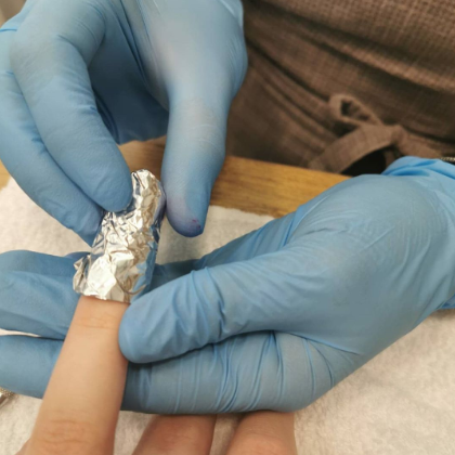 Glamur i samoizolacija – kako ukloniti trajni lak?